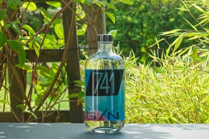 Eine Flasche des 741 Gins