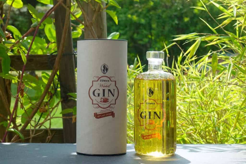Eine Flasche des Löwen Wood Gins