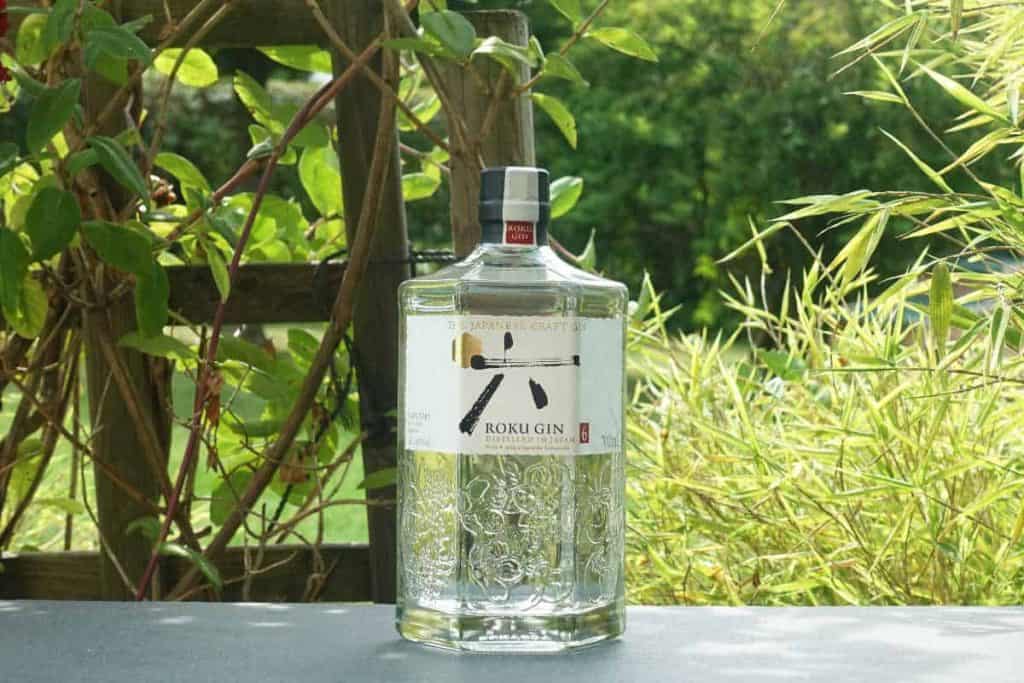 Eine Flasche des Roku Gins