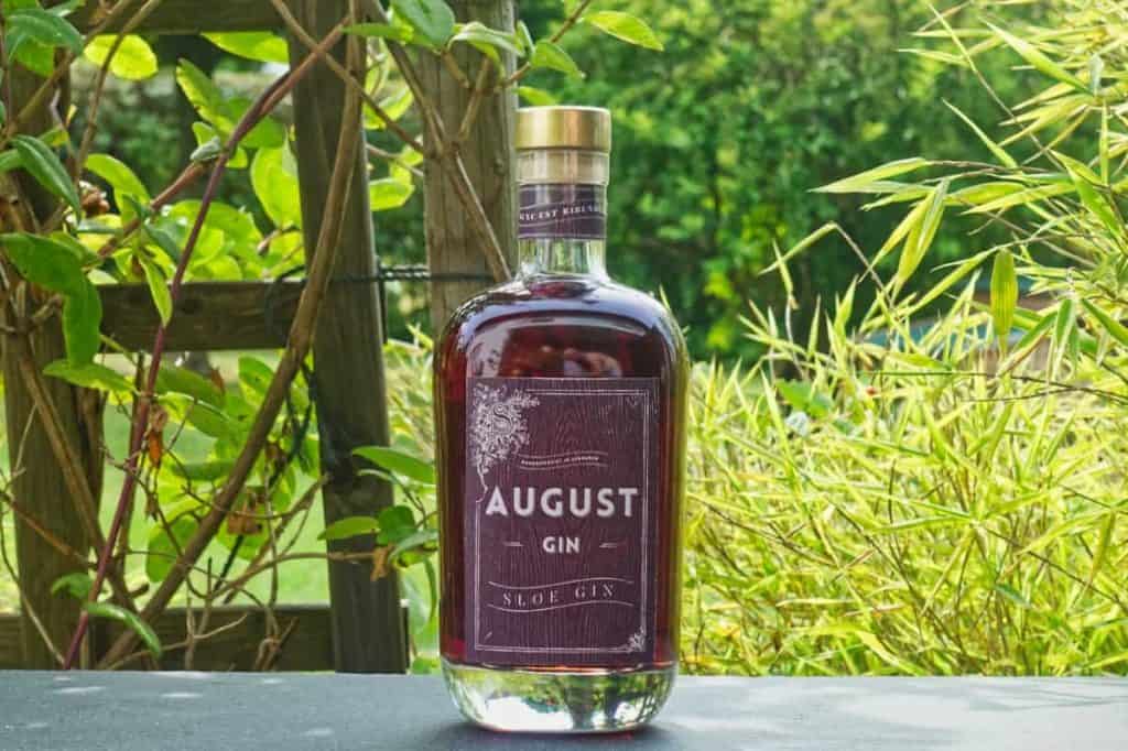 Eine Flasche des August Sloe Gins