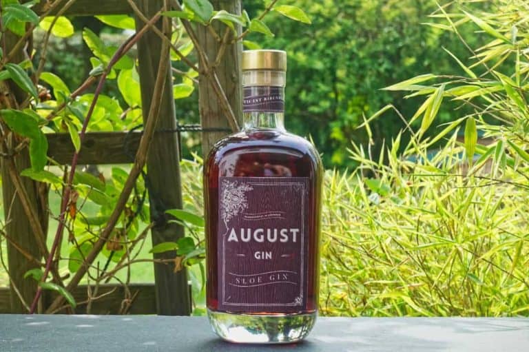 Eine Flasche des August Sloe Gins