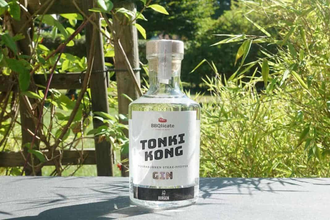 Eine Flasche des Burgen Tonki Kong Gins