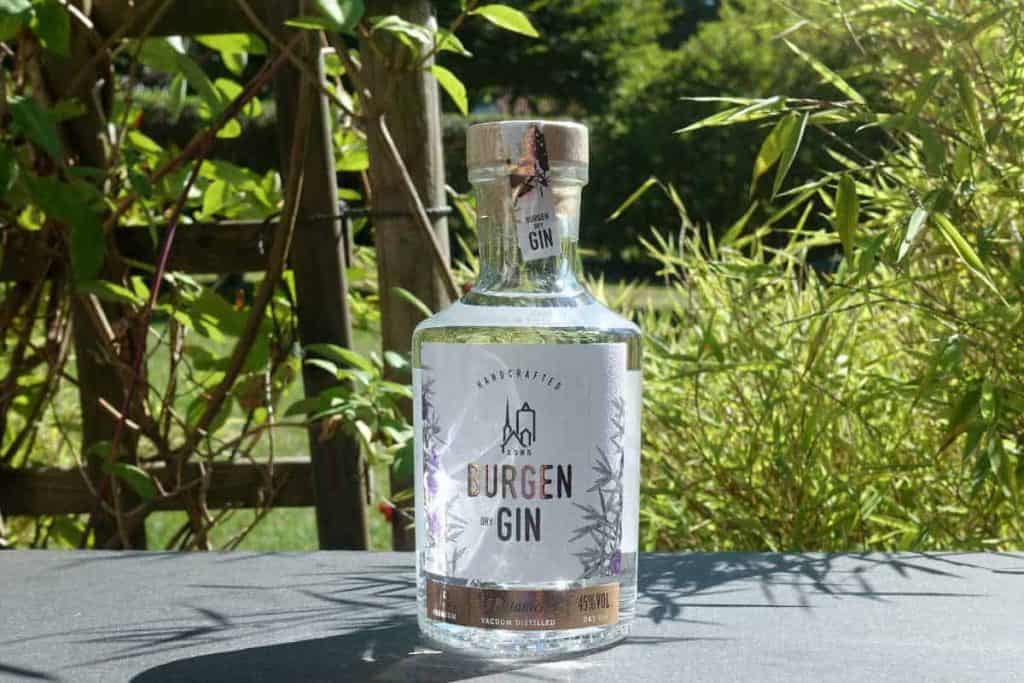 Eine Flasche des Burgen Dry Gins
