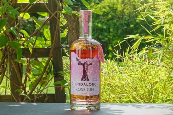 Eine Flasche des Glendalough Rose Gins