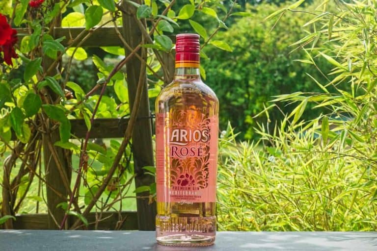 Eine Flasche des Larios Rose Gins