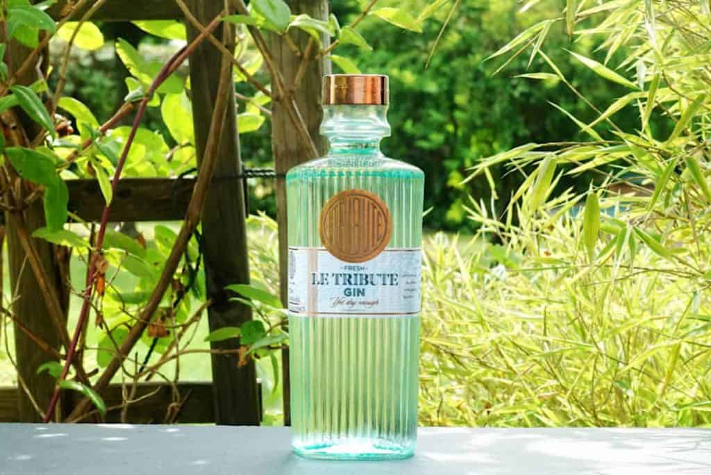 Eine Flasche des Le Tribute Gins