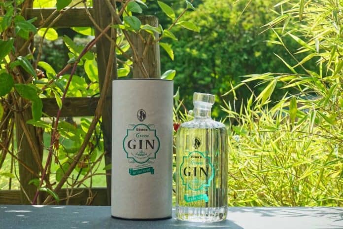 Eine Flasche des Loewen Green Gins