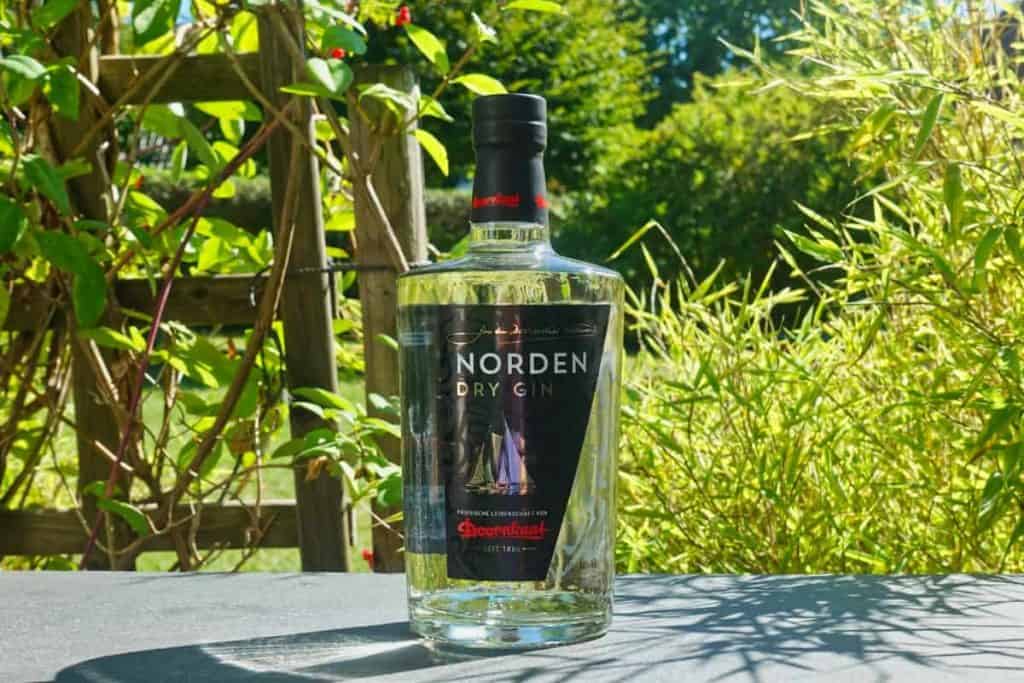 Eine Flasche des Norden Dry Gins
