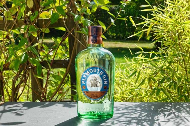 Eine Flasche des Plymouth Gins