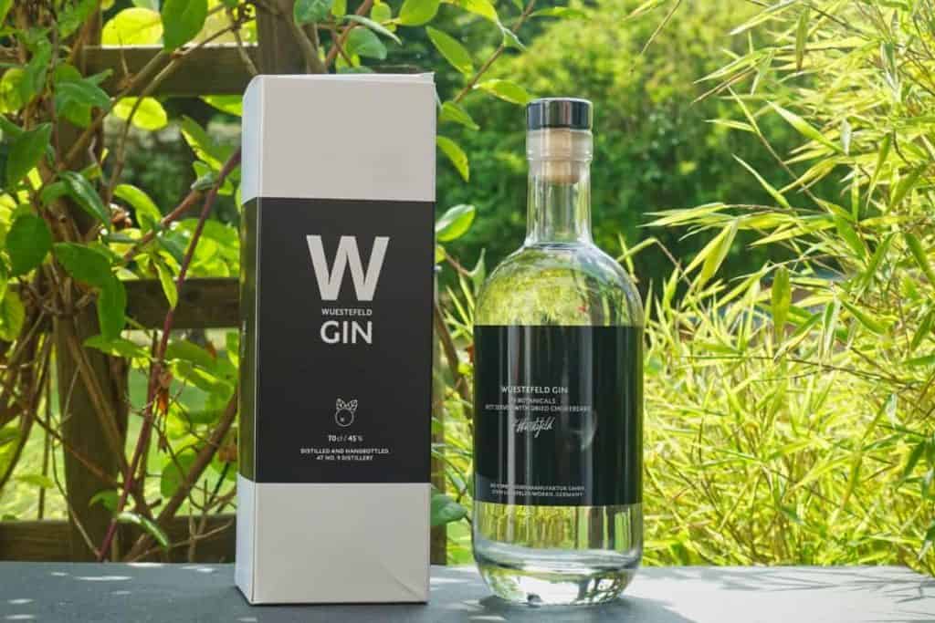 Eine Flasche des Wuestenfeld Gins