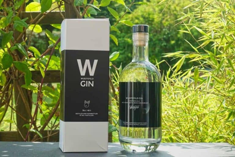 Eine Flasche des Wuestenfeld Gins