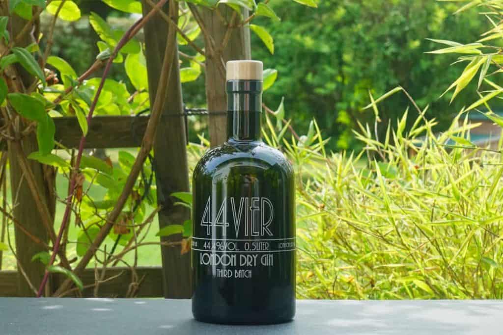 Eine Flasche des 44Vier Gins