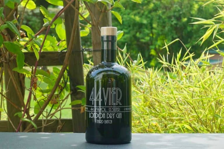 Eine Flasche des 44Vier Gins