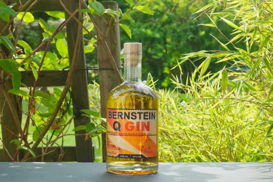 Eine Flasche des Bernstein Q Gins