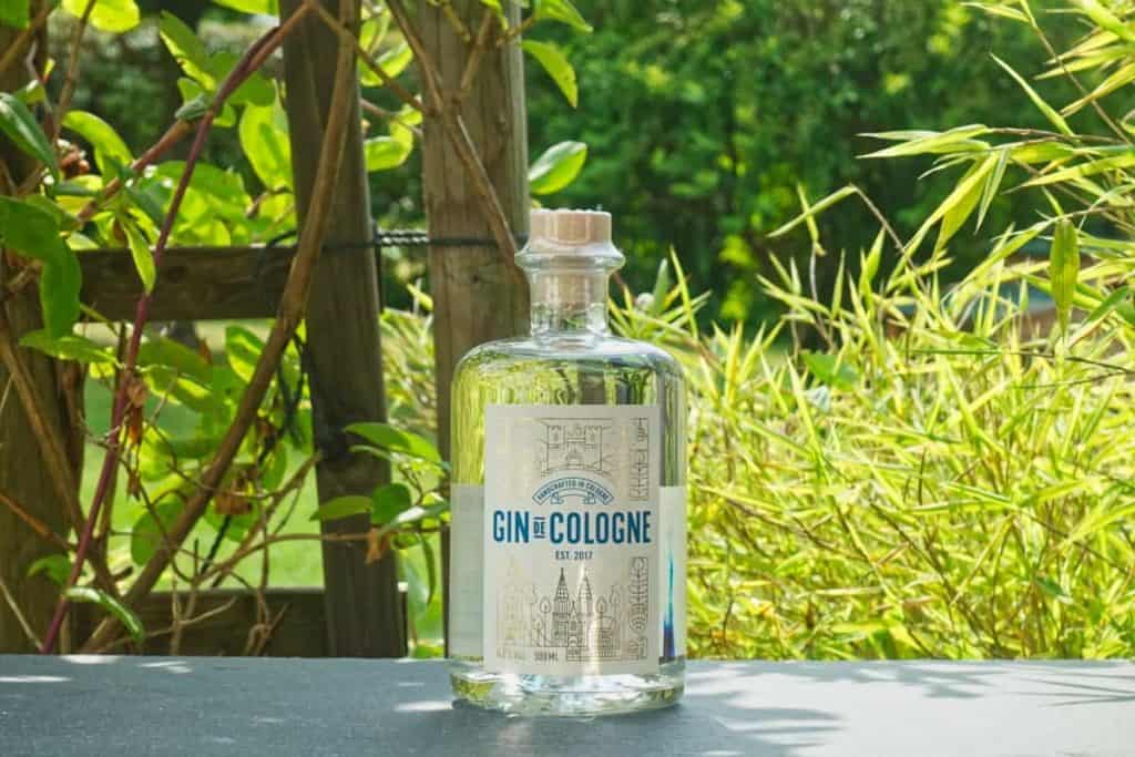 Eine Flasche des Gin de Cologne