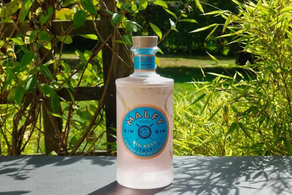 Eine Flasche des Malfy Rosa Gins