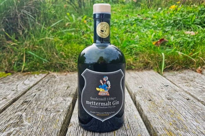 Eine Flasche des Mettermalt Gins