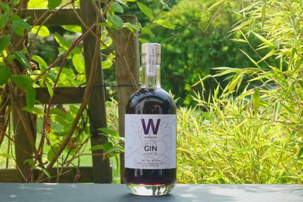 Eine Flasche des Wuestefeld Sloe Gin