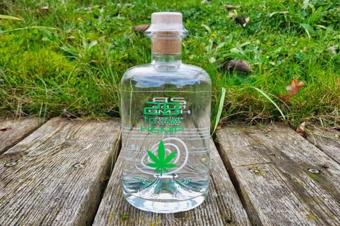 Eine Flasche des 2b to be Hemp Gins