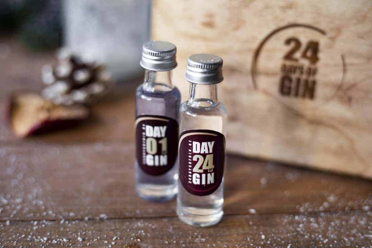 Kleine Flaschen des Gin Adventskalenders