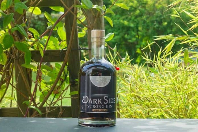 Eine Flasche des Dark Side Strong Gins