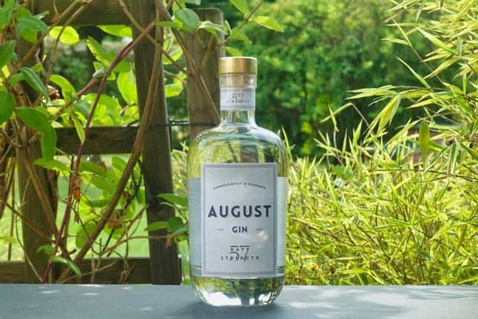 Eine Flasche des August Navy Strength Gins