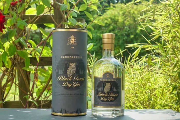 Eine Flasche des Blackforst Dry Gins