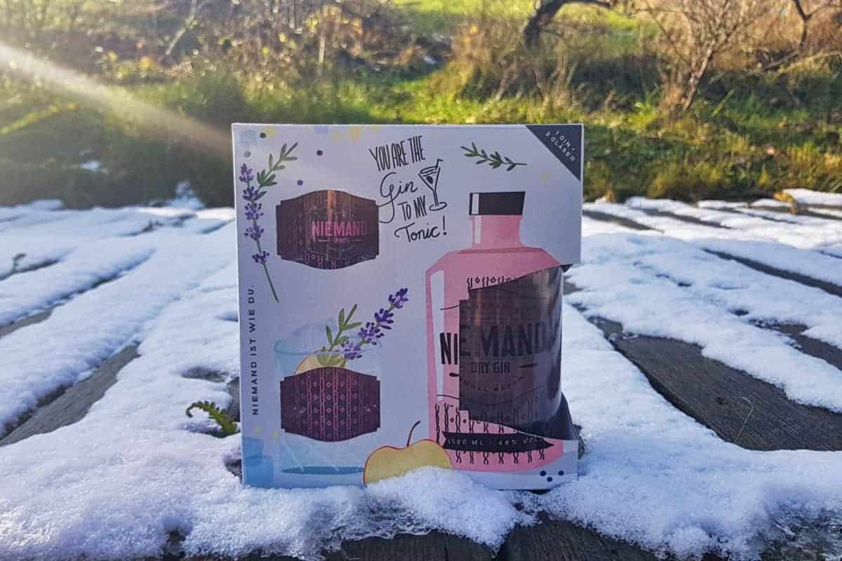 Eine Flasche des Niemand Dry Gins im Geschenkset