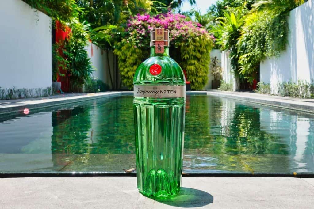 Eine Flasche des Tanqueray No Ten Gins