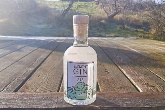 Eine Flasche des Element Gins Aer