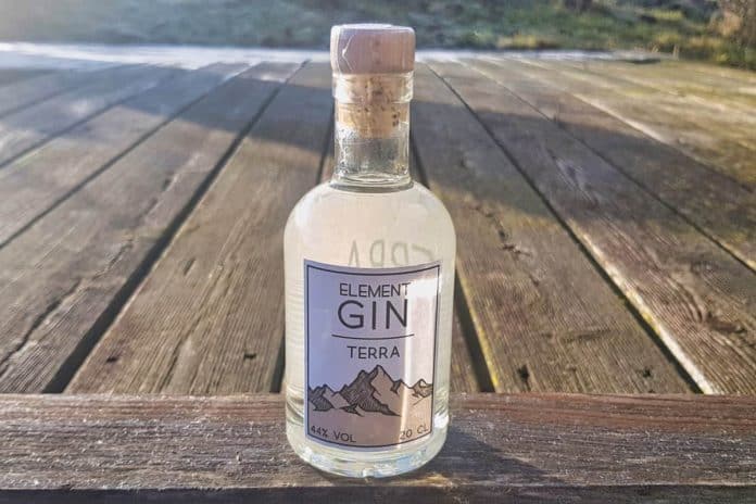 Eine Flasche des Element Gin Terra