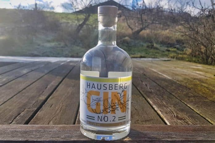 Eine Flasche des Hausberg Gin No. 2