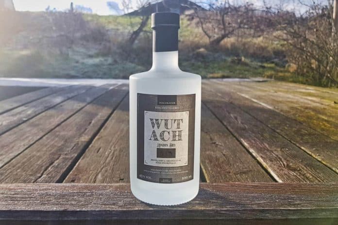 Eine Flasche des Wutach Gins