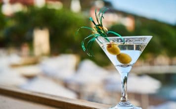 Gin und Casino-Kultur: Wie der Martini zum Symbol stilvoller Abendunterhaltung wurde